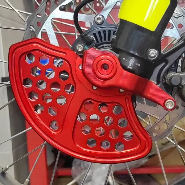 Chránič předního kotouče na Sur-Ron Ultra Bee červený