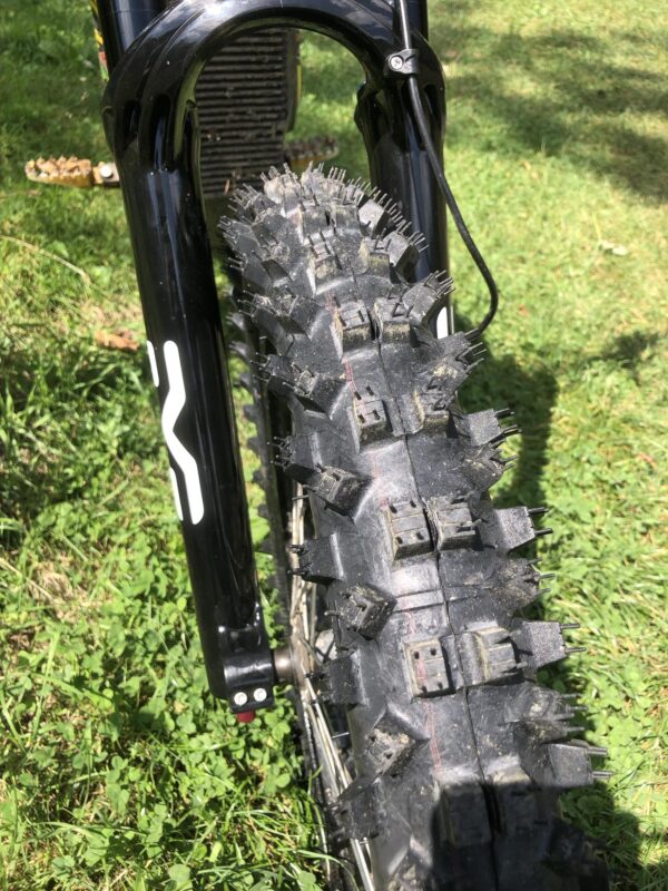 PNEU 70/100-R19 na Sur-Ron Talaria Sting